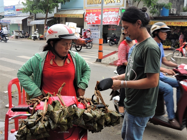 Tet Doan Ngo, hang chuc ngan chiec banh u ra doi tu lo banh tap nap nhat Sai Gon