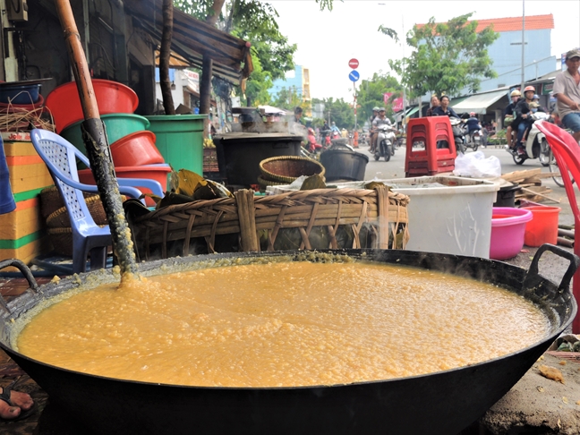 Tet Doan Ngo, hang chuc ngan chiec banh u ra doi tu lo banh tap nap nhat Sai Gon