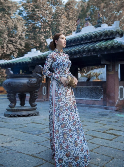 Áo dài hoa rực rỡ cho quý cô trong ngày hè oi ả