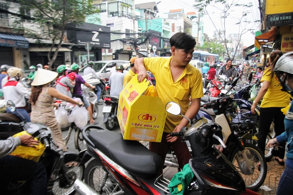 Chen chan mua thit quay ngay tet Doan Ngo