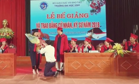 Phó Bí thư Đoàn trường cầu hôn nữ sinh viên tại lễ tốt nghiệp