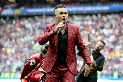 Trước tin bị mafia truy lùng, Robbie Williams trần tình về ‘ngón tay thối’