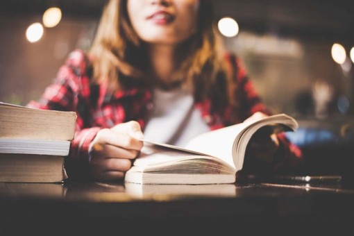 Tình yêu chênh vênh