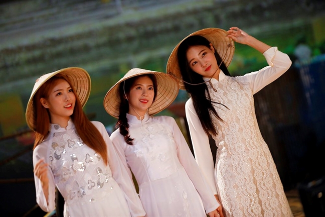 Sao Han lien tiep dien ao dai Viet Nam cho nhung dip trong dai