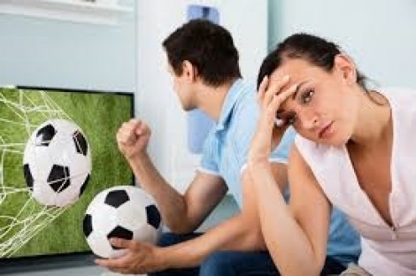 Nhà chồng trách tôi không 'đồng cam cộng khổ' khi chồng thua độ bóng đá