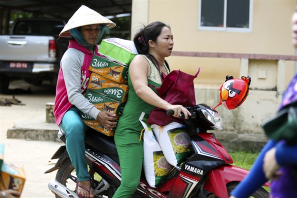 Nguoi ngheo o huyen dao Phu Quoc vui nhan qua cua bao Phu Nu