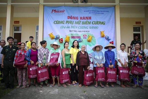 Nguoi ngheo o huyen dao Phu Quoc vui nhan qua cua bao Phu Nu