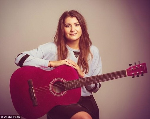 Nữ ca sĩ 24 tuổi đột quỵ trên sân khấu vì 'não tràn ra khỏi hộp sọ'