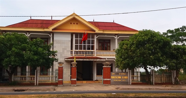 Nu can bo huyen to dong nghiep gio tro doi bai