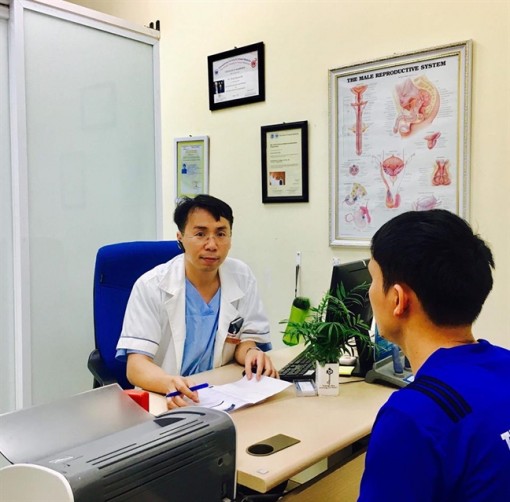 Lén vợ đi quan hệ đồng giới, ông bố 2 con bị sùi mào gà