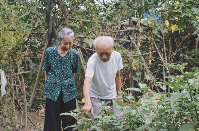 Ngay gia dinh, chuyen tinh gia cua 'ong ba anh' khien cong dong mang phat sot