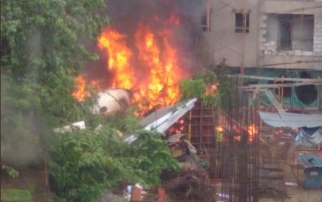 Ấn Độ: Máy bay rơi xuống khu dân cư Mumbai, năm người chết