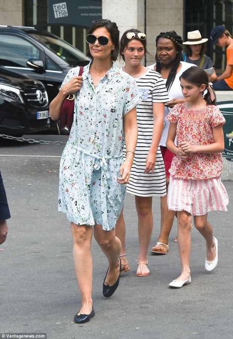 Giữa tâm bão hủy hôn, Katie Holmes bình yên du lịch cùng con gái Suri