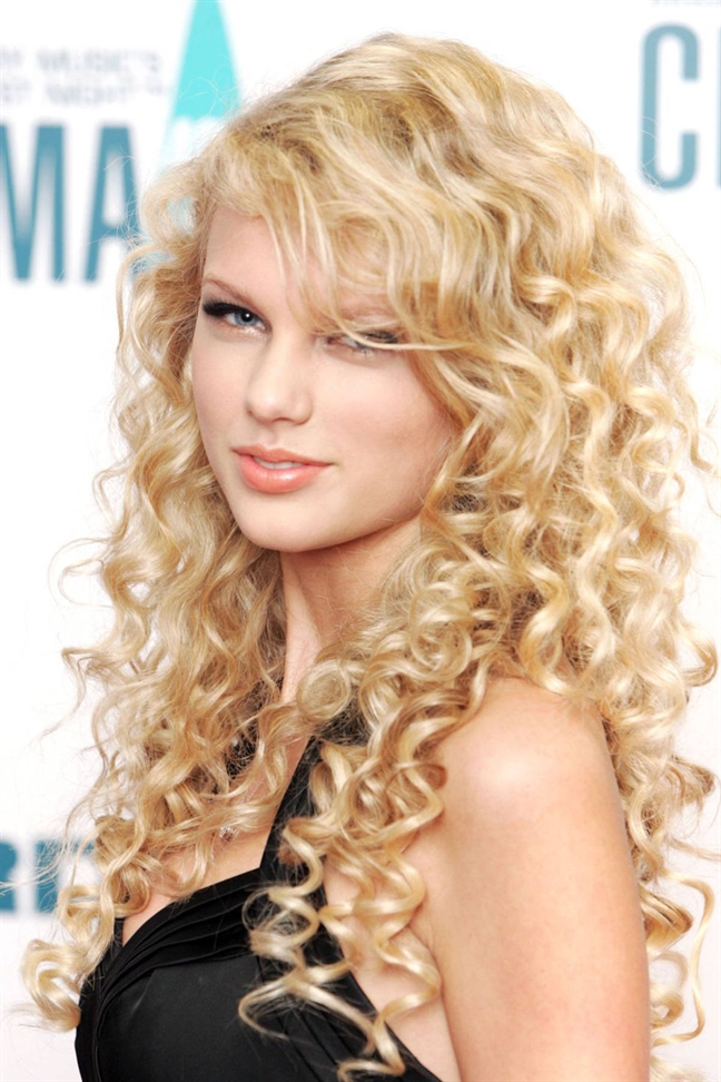 Kieu toc giup Taylor Swift khi lanh lung, luc quyen ru suot 12 nam qua