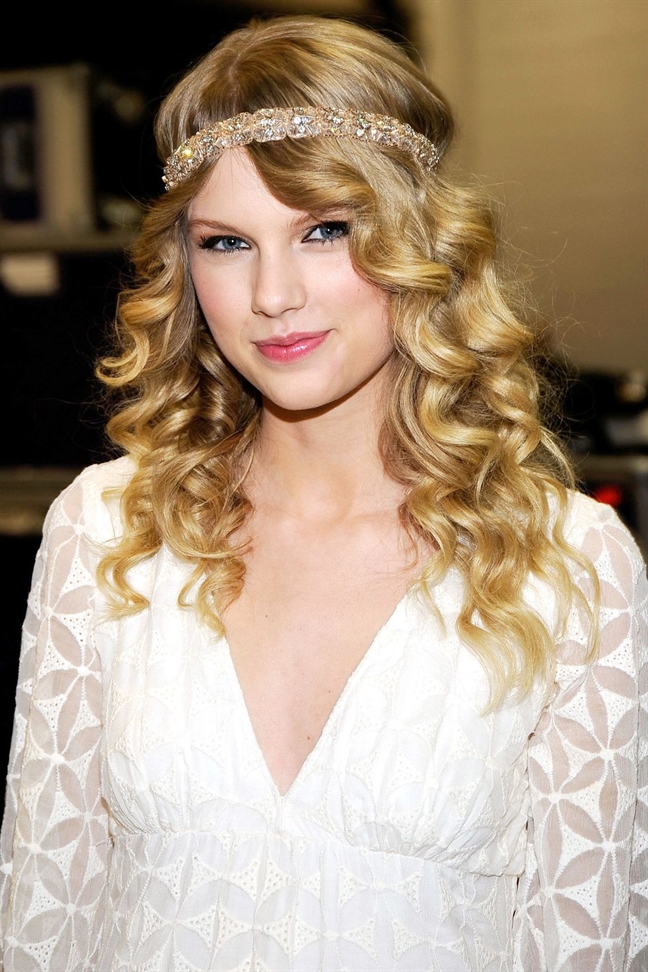 Kieu toc giup Taylor Swift khi lanh lung, luc quyen ru suot 12 nam qua