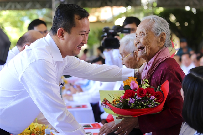 Noi 32 dan cong hoa tuyen nga xuong, hoa thom ngat moc len