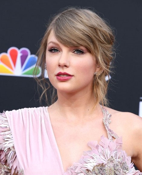 Kiểu tóc giúp Taylor Swift khi lạnh lùng, lúc quyến rũ suốt 12 năm qua
