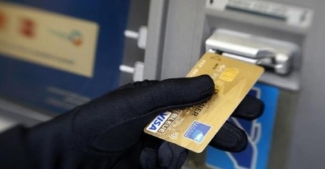 Tài khoản ATM bỗng dưng mất tiền: Lỗi do đâu, sao không công bố?