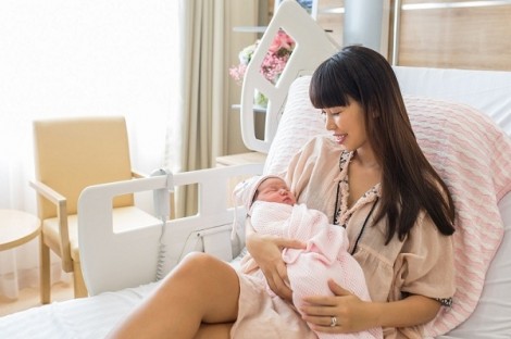 Siêu mẫu Hà Anh xuất hiện rạng rỡ sau khi sinh con