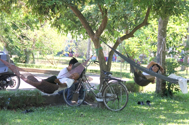 Nguoi dan do xuong bien ‘giai nhiet’ trong dot nang nong ky luc