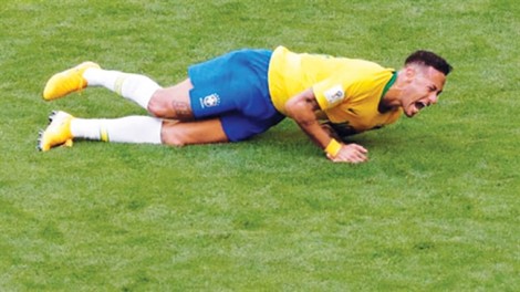 Neymar: Người hùng có thói quen ăn vạ