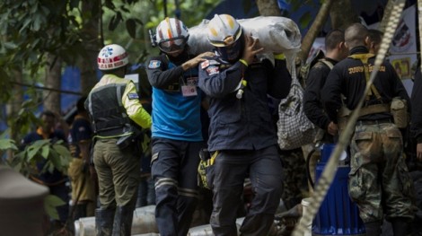 Vụ giải cứu đội bóng mắc kẹt trong hang: Nỗ lực toàn cầu tỏa sáng đường hầm tối tăm ở Thái Lan