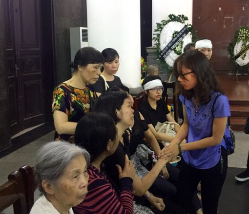 Đám tang vỡ òa khi hai người mẹ có con hiến giác mạc ôm chầm lấy nhau