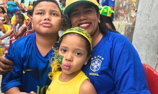 Mẹ đơn thân cùng con chạm đến giấc mơ tuyệt vời World Cup