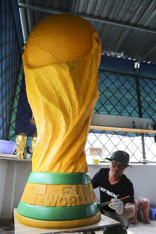 Ngam cup vang World Cup cao 1,8m o Sai Gon