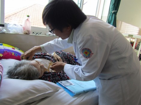 Bệnh viện Quận 11 lần đầu cấy máy tạo nhịp tim vĩnh viễn cho cụ bà 82 tuổi