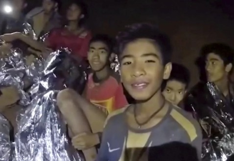 Giai cuu doi bong Thai Lan: Tinh nguoi, y chi va long qua cam da hoa phep mau