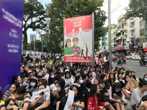 Khán giả ôm hàng rào, đội nắng chờ nghệ sĩ Hàn Quốc