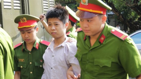 Nam thanh niên đoạt mạng 5 người ở Sài Gòn thản nhiên 'tạo dáng' ở tòa