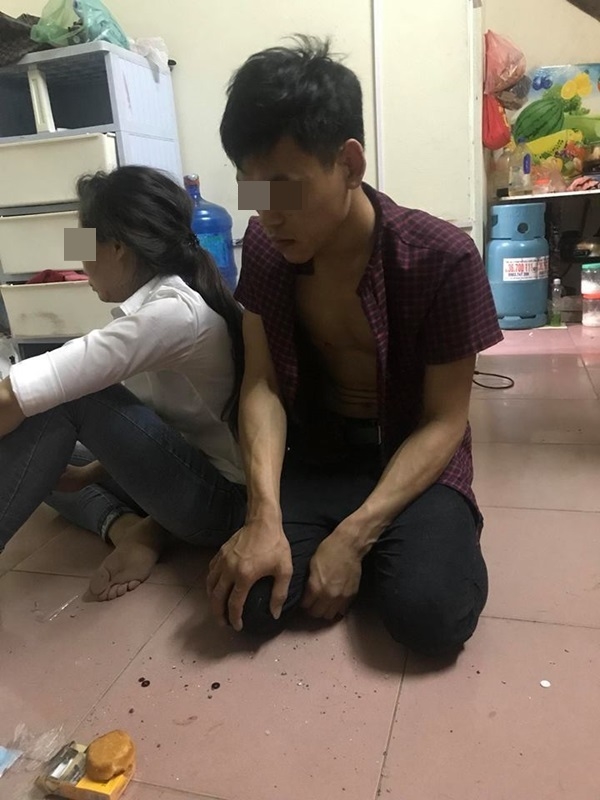 Be trai ngo ngac nhin me bi danh ghen: Xin dung loi con tre vao su thu han cua nguoi lon