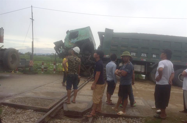 Tau khach huc vang xe ‘ho vo’ chet may tren duong ray