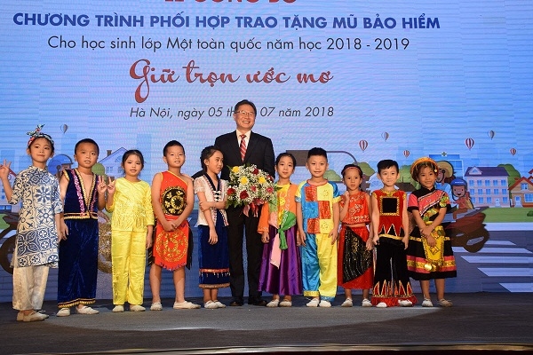 Honda Viet Nam cong bo chuong trinh trao tang mu bao hiem cho hoc sinh lop Mot toan quoc nam hoc 2018 - 2019