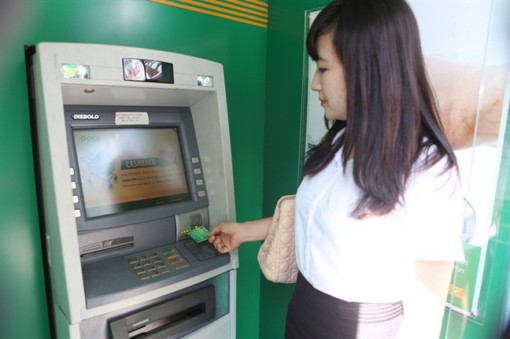 Chưa chính thức tăng phí rút tiền ATM, các ngân hàng đã bị ‘tuýt còi’