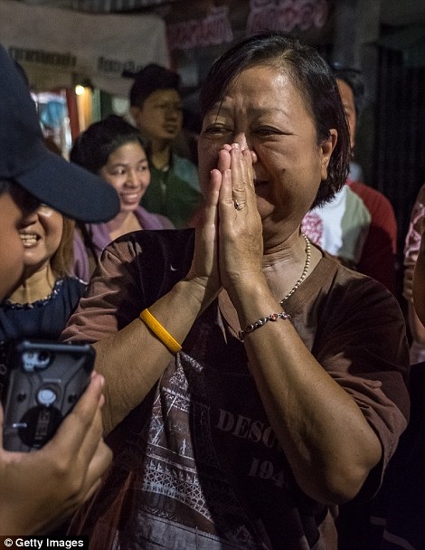 Vo oa cam xuc dem khong ngu cua nguoi Thai khi dua doi bong 'Lon Hoang' tro ve