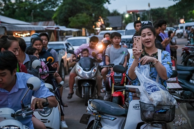 Vo oa cam xuc dem khong ngu cua nguoi Thai khi dua doi bong 'Lon Hoang' tro ve