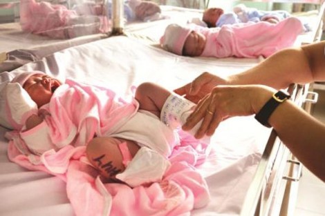 Vợ chồng ở Hà Nội nuôi con 6 năm, một ngày phát hiện bệnh viện đã trao nhầm