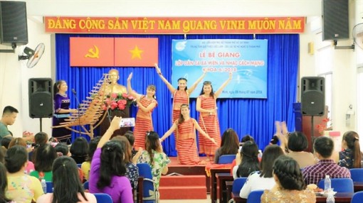 Bế giảng lớp dân ca ba miền và nhạc cách mạng khóa 6