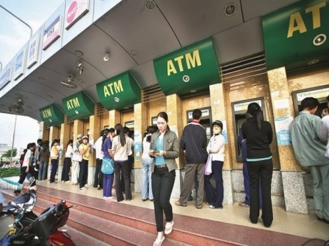 4 ngân hàng phải báo cáo Bộ Công thương về việc đồng loạt tăng phí rút tiền qua ATM