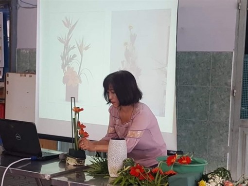 Quận 3: Vui với nghệ thuật cắm hoa, làm hoa trang trí