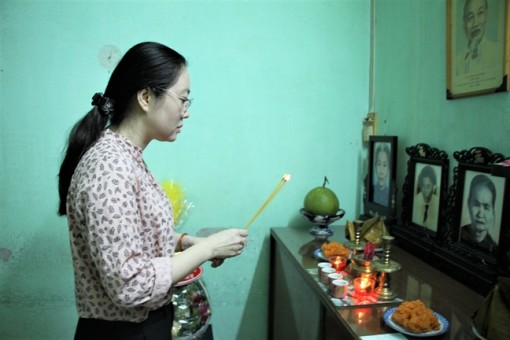 Đoàn cán bộ Hội LHPN TP.HCM thắp hương tưởng nhớ dì Năm Dung