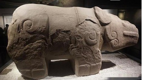 Người dân Thành Đô đòi chôn lại tê giác đá để trị thủy