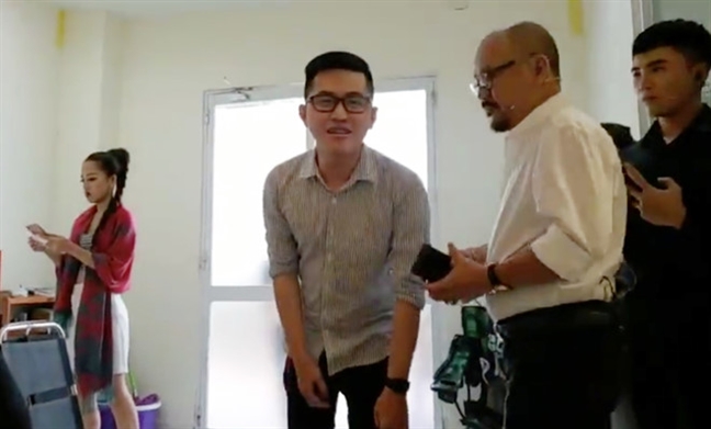 Viet Huong buc xuc, livestream to nam dien vien dong nghiep