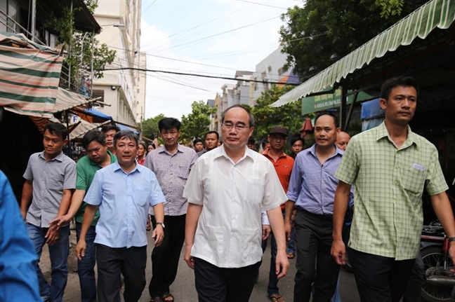 Bi thu Thanh uy Nguyen Thien Nhan tham cac ho dan Thu Thiem da vao khu tai dinh cu va khu tam cu