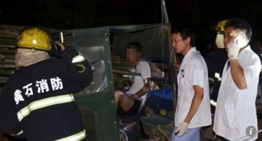 4 thanh tre đâm xuyên ngực, người đàn ông vẫn tỉnh táo đợi cứu hộ