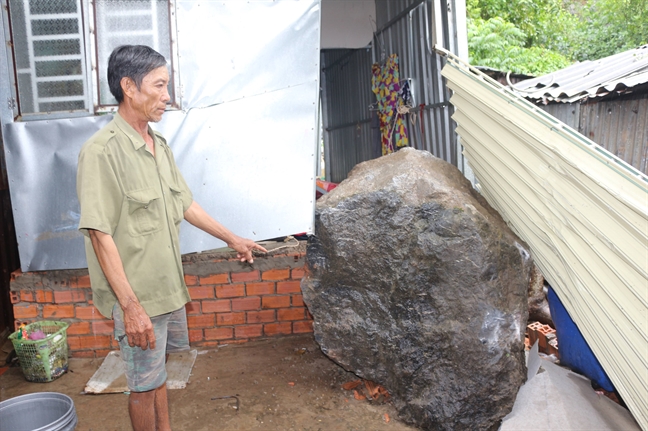 Sat lo nui, 2 tang da nang hon 5 tan roi trung nha dan