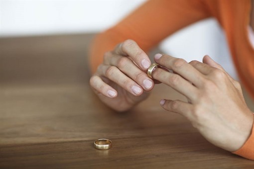 Có được bù đắp tuổi thanh xuân khi ly hôn không?